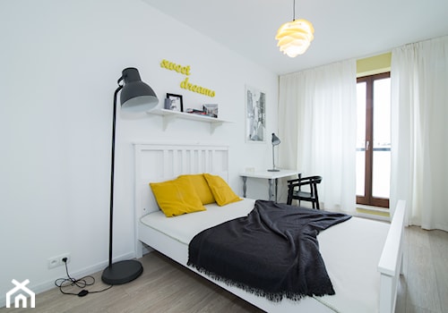 M3 - Szaro żółty melanż - Średnia biała z biurkiem sypialnia z balkonem / tarasem, styl skandynawski - zdjęcie od EG projekt