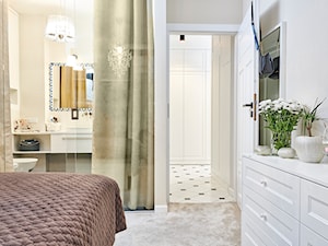 Artystyczny Żoliborz - Średnia biała sypialnia z łazienką, styl nowoczesny - zdjęcie od EG projekt