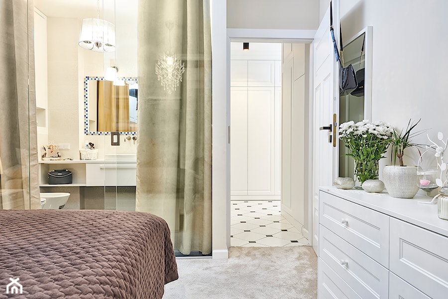 Artystyczny Żoliborz - Średnia biała sypialnia z łazienką, styl nowoczesny - zdjęcie od EG projekt