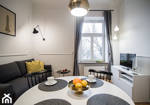 Wilcza Elegancja - Mały biały salon z jadalnią, styl skandynawski - zdjęcie od EG projekt