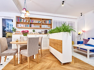 Artystyczny Żoliborz - Mała biała jadalnia w salonie w kuchni, styl nowoczesny - zdjęcie od EG projekt