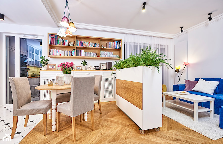 Artystyczny Żoliborz - Mała biała jadalnia w salonie w kuchni, styl nowoczesny - zdjęcie od EG projekt