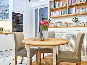 Artystyczny Żoliborz - Mała biała jadalnia w kuchni, styl skandynawski - zdjęcie od EG projekt