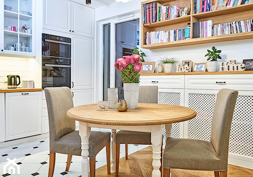 Artystyczny Żoliborz - Mała biała jadalnia w kuchni, styl skandynawski - zdjęcie od EG projekt