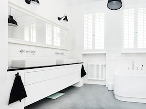 Francja na Powiślu - realizacja - Średnia z dwoma umywalkami łazienka z oknem, styl nowoczesny - zdjęcie od EG projekt