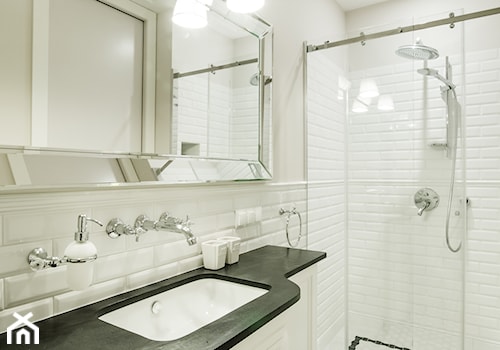 Elegancja na Powiślu - Mała na poddaszu bez okna łazienka, styl prowansalski - zdjęcie od EG projekt