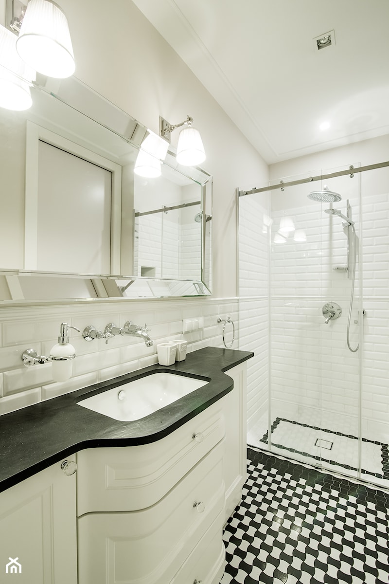 Elegancja na Powiślu - Mała na poddaszu bez okna łazienka, styl prowansalski - zdjęcie od EG projekt