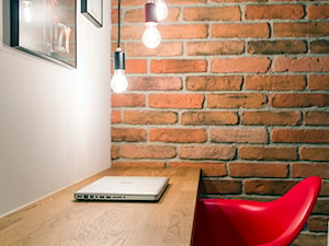 Loftowy Mokotów - Czerwona szara z biurkiem sypialnia, styl minimalistyczny - zdjęcie od EG projekt