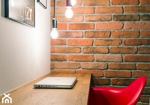Loftowy Mokotów - Czerwona szara z biurkiem sypialnia, styl minimalistyczny - zdjęcie od EG projekt