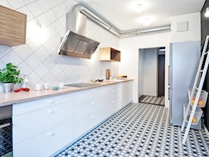 Giełda Niebieskości - Średnia zamknięta biała z zabudowaną lodówką z podblatowym zlewozmywakiem kuchnia jednorzędowa, styl skandynawski - zdjęcie od EG projekt