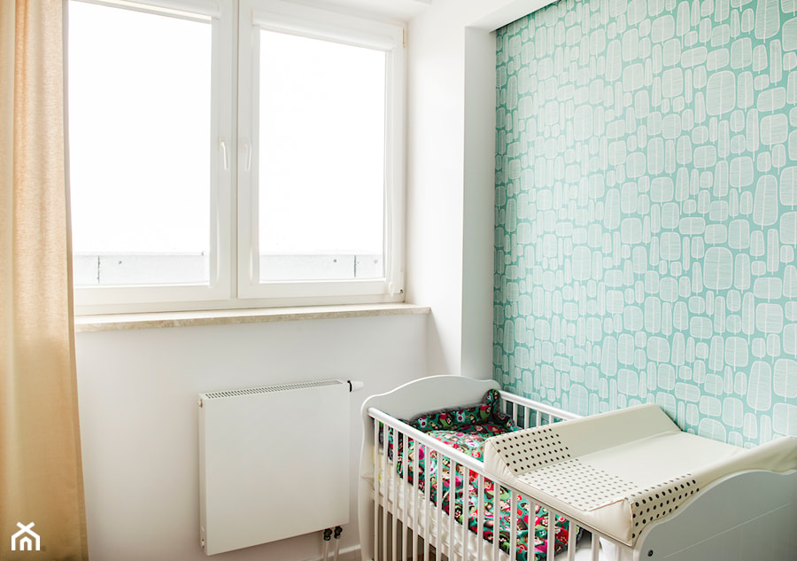 Grochowki Styl - Mały biały miętowy pokój dziecka dla niemowlaka dla chłopca dla dziewczynki, styl skandynawski - zdjęcie od EG projekt