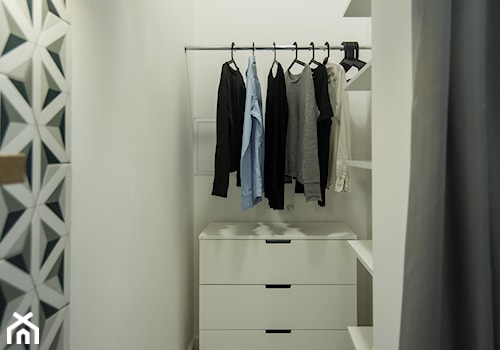 Wilcza Elegancja - Mała otwarta garderoba przy sypialni, styl skandynawski - zdjęcie od EG projekt