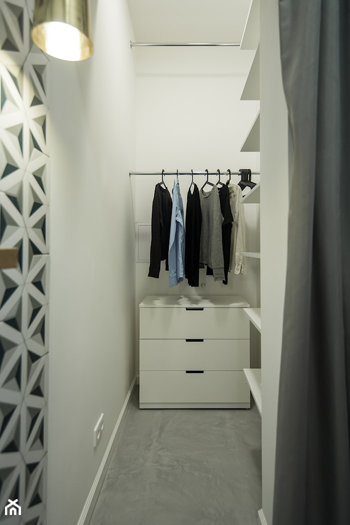 Wilcza Elegancja - Mała otwarta garderoba przy sypialni, styl skandynawski - zdjęcie od EG projekt - Homebook