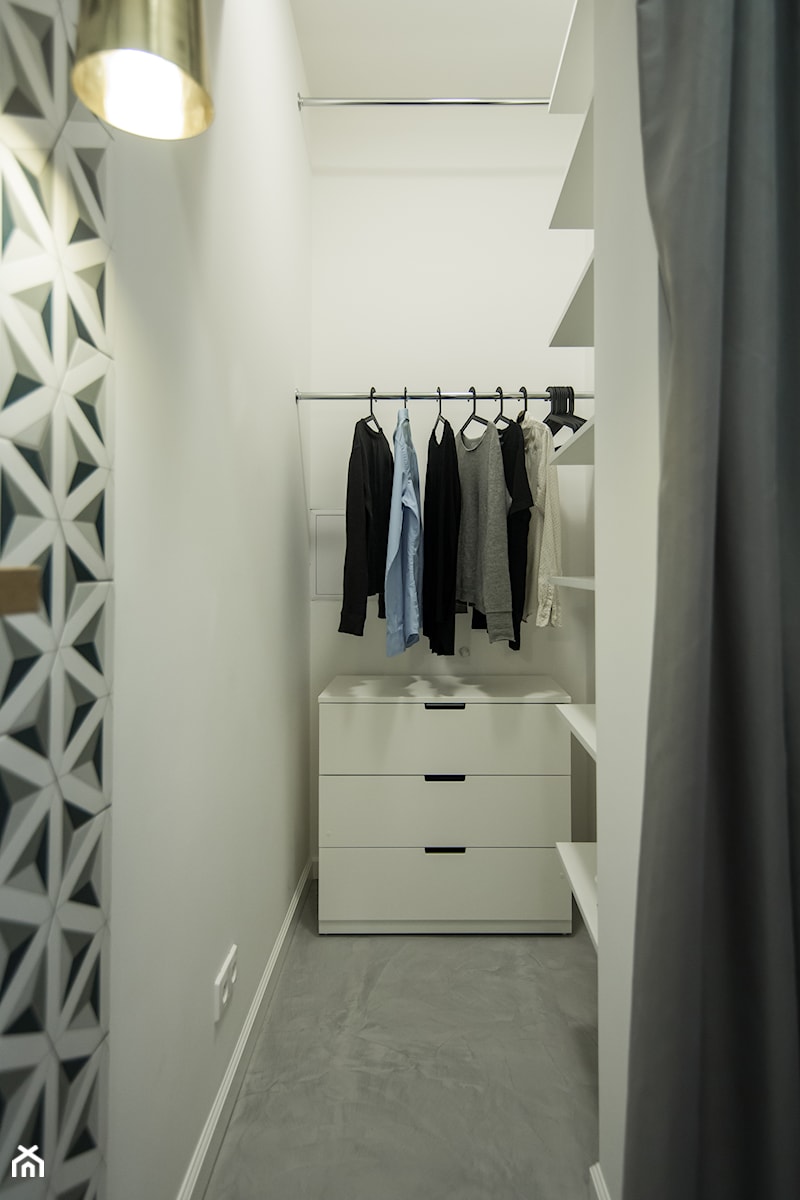 Wilcza Elegancja - Mała otwarta garderoba przy sypialni, styl skandynawski - zdjęcie od EG projekt