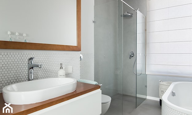 kabina prysznicowa walk in, lustro w drewnianej ramie, białe szafki łazienkowe z drewnianym blatem