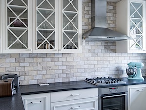 Lekkość Prowansji - Średnia beżowa z zabudowaną lodówką kuchnia w kształcie litery l, styl prowansalski - zdjęcie od EG projekt