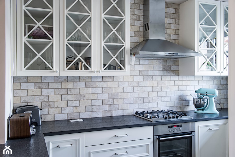 Lekkość Prowansji - Średnia beżowa z zabudowaną lodówką kuchnia w kształcie litery l, styl prowansalski - zdjęcie od EG projekt