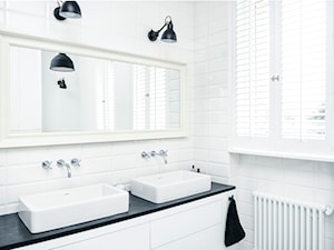 Francja na Powiślu - realizacja - Średnia z dwoma umywalkami łazienka z oknem, styl nowoczesny - zdjęcie od EG projekt