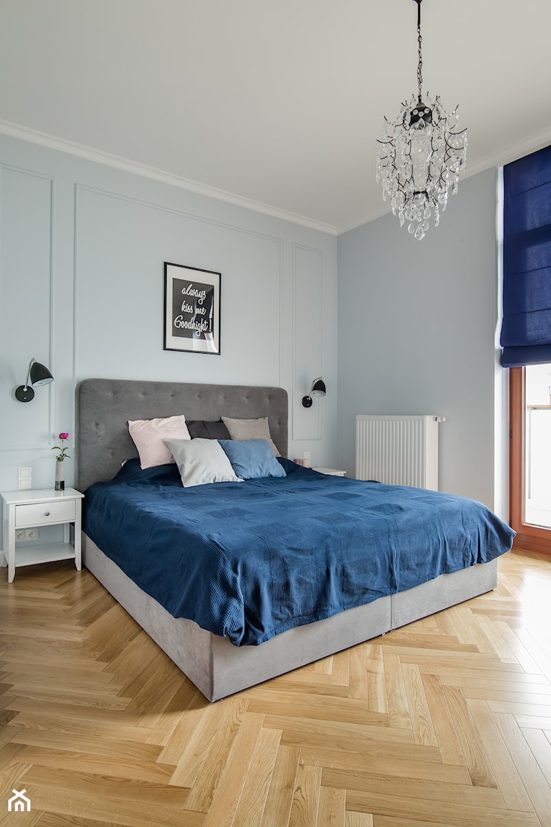 Skandynawski Żoliborz - Mała biała szara sypialnia z balkonem / tarasem, styl skandynawski - zdjęcie od EG projekt