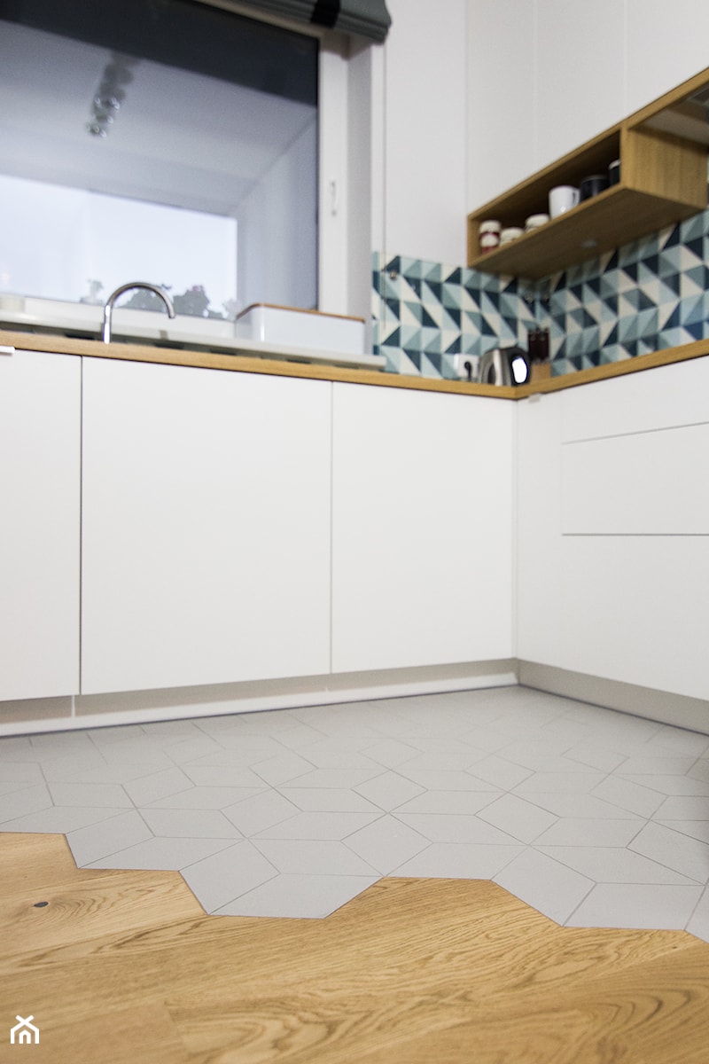 Saska Kępa na Gocławiu - Średnia biała kuchnia w kształcie litery l, styl skandynawski - zdjęcie od EG projekt