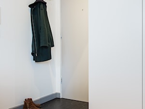 Mokotowska Kawalerka - Mały z wieszakiem biały hol / przedpokój, styl industrialny - zdjęcie od EG projekt