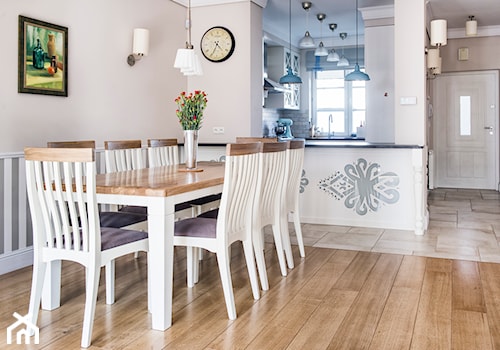 Lekkość Prowansji - Średnia beżowa jadalnia w salonie, styl prowansalski - zdjęcie od EG projekt
