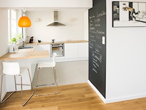 Grochowki Styl - Średnia otwarta biała czarna z podblatowym zlewozmywakiem kuchnia w kształcie litery u, styl nowoczesny - zdjęcie od EG projekt