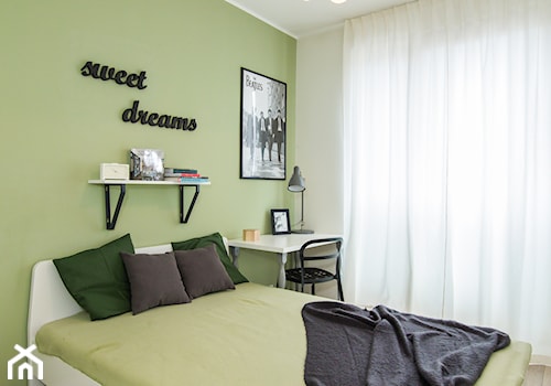 M1 Zielone akcenty - Średnia zielona z biurkiem sypialnia, styl nowoczesny - zdjęcie od EG projekt