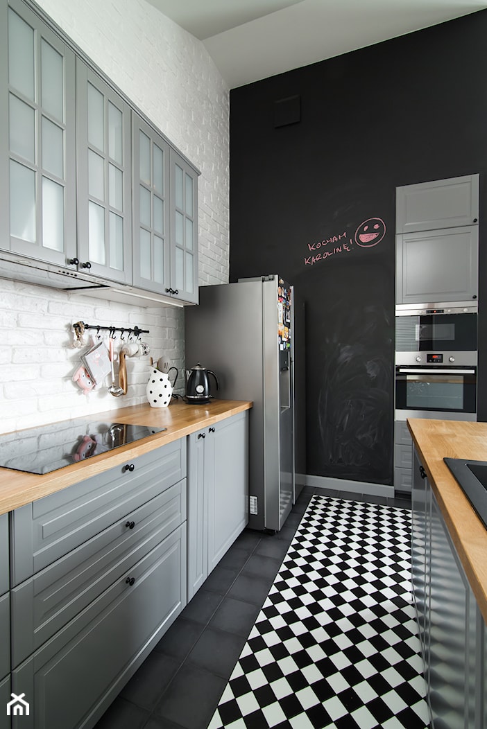 Eklektyczny Pruszków - Średnia otwarta biała czarna z zabudowaną lodówką z lodówką wolnostojącą kuch ... - zdjęcie od EG projekt - Homebook