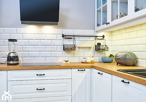 Artystyczny Żoliborz - Średnia biała szara z okapem kuchnia w kształcie litery l, styl skandynawski - zdjęcie od EG projekt