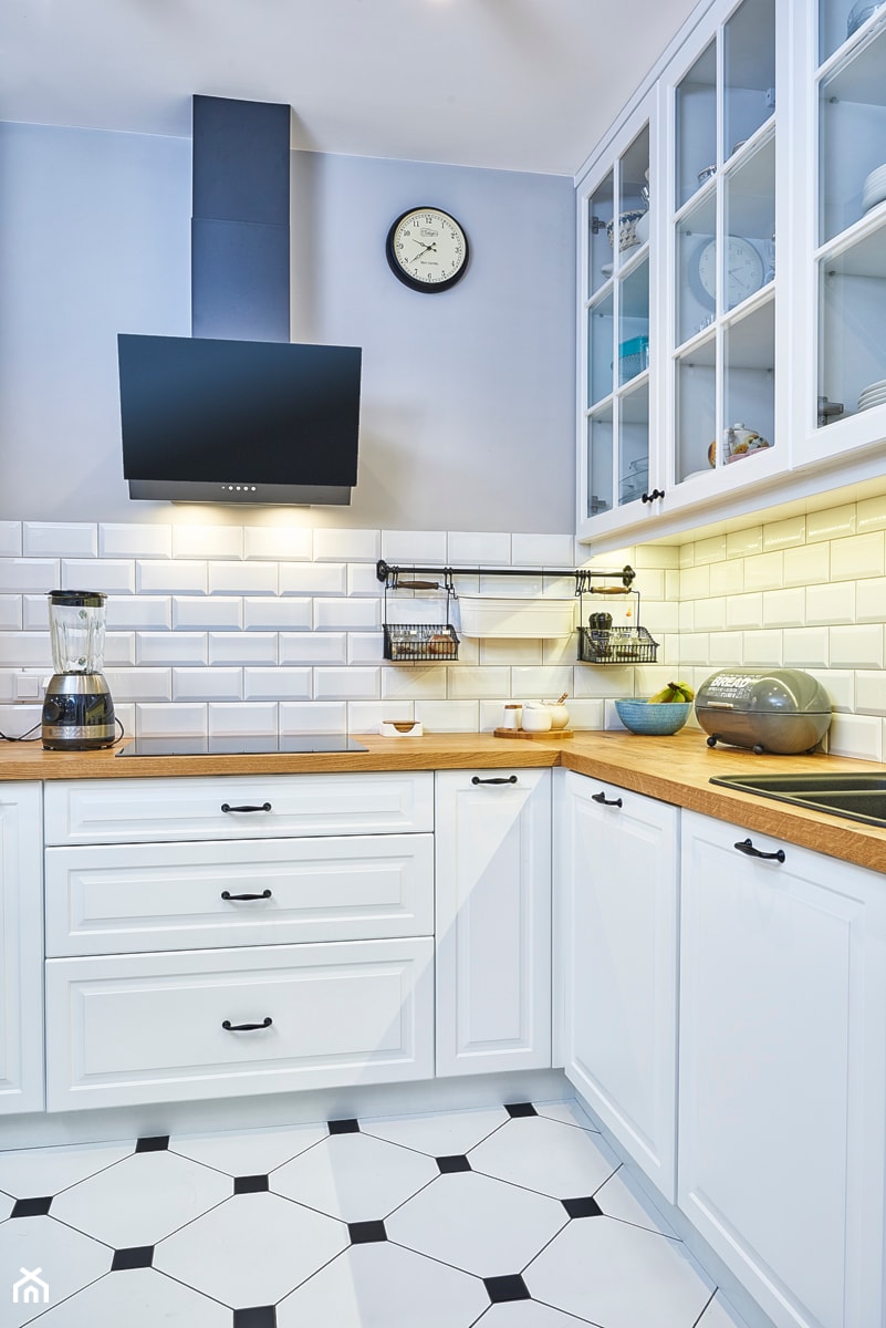 Artystyczny Żoliborz - Średnia biała szara z okapem kuchnia w kształcie litery l, styl skandynawski - zdjęcie od EG projekt