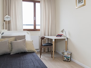 M2 - Złota Elegancja - Mała beżowa z biurkiem sypialnia, styl nowoczesny - zdjęcie od EG projekt