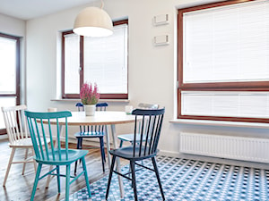Giełda Niebieskości - Mała biała jadalnia w salonie, styl skandynawski - zdjęcie od EG projekt
