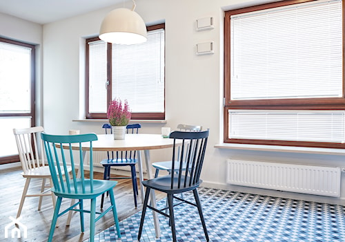 Giełda Niebieskości - Mała biała jadalnia w salonie, styl skandynawski - zdjęcie od EG projekt