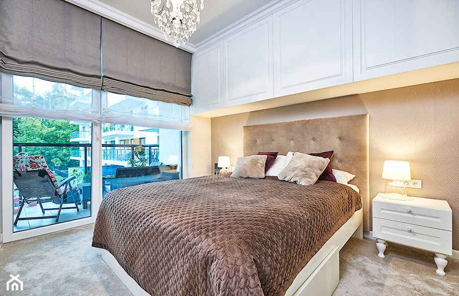 Artystyczny Żoliborz - Średnia szara sypialnia z balkonem / tarasem, styl nowoczesny - zdjęcie od EG projekt