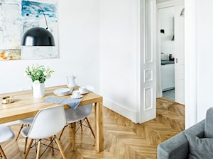 Francja na Powiślu - realizacja - Mała biała jadalnia w salonie, styl nowoczesny - zdjęcie od EG projekt