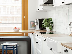 Prostota i Piękno - Średnia zamknięta biała z zabudowaną lodówką z lodówką wolnostojącą z nablatowym zlewozmywakiem kuchnia w kształcie litery l z oknem, styl nowoczesny - zdjęcie od EG projekt
