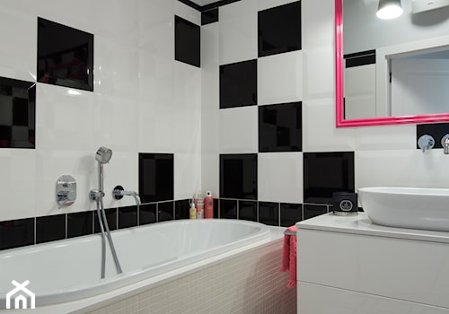 Różowy Wilanów - Mała bez okna z lustrem łazienka, styl nowoczesny - zdjęcie od EG projekt