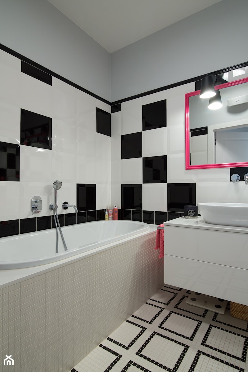 Różowy Wilanów - Mała bez okna z lustrem łazienka, styl nowoczesny - zdjęcie od EG projekt
