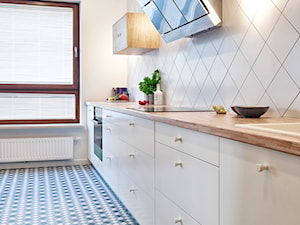 Giełda Niebieskości - Średnia zamknięta biała z zabudowaną lodówką z nablatowym zlewozmywakiem kuchnia jednorzędowa z oknem, styl nowoczesny - zdjęcie od EG projekt