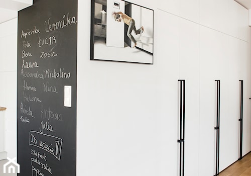 Grochowki Styl - Średni biały czarny hol / przedpokój, styl nowoczesny - zdjęcie od EG projekt