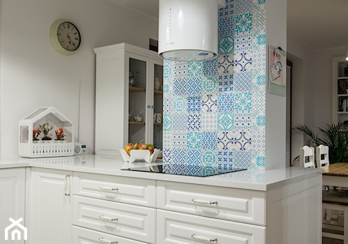Angielski Anin - Średnia otwarta z salonem biała z zabudowaną lodówką kuchnia w kształcie litery l, styl tradycyjny - zdjęcie od EG projekt