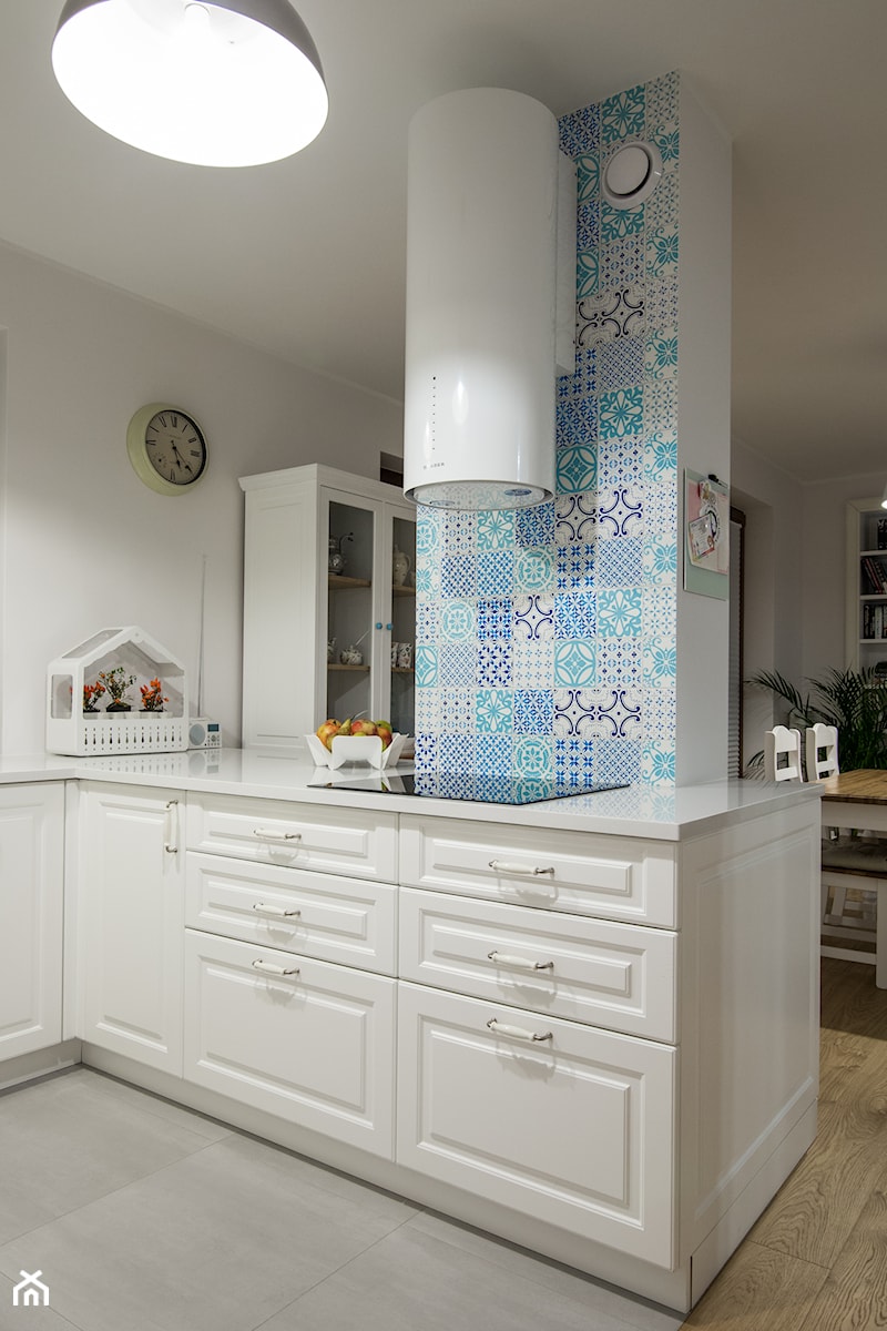 Angielski Anin - Średnia otwarta z salonem biała z zabudowaną lodówką kuchnia w kształcie litery l, styl tradycyjny - zdjęcie od EG projekt