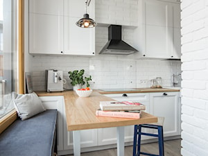 Prostota i Piękno - Mała zamknięta biała z podblatowym zlewozmywakiem kuchnia jednorzędowa, styl nowoczesny - zdjęcie od EG projekt