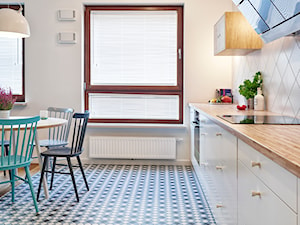Giełda Niebieskości - Duża biała szara z zabudowaną lodówką kuchnia jednorzędowa z oknem, styl skandynawski - zdjęcie od EG projekt