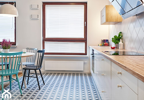 Giełda Niebieskości - Duża biała szara z zabudowaną lodówką kuchnia jednorzędowa z oknem, styl skandynawski - zdjęcie od EG projekt