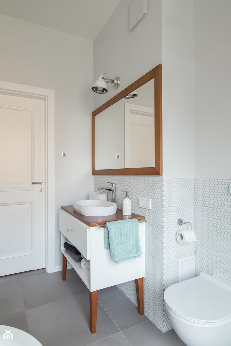 Prostota i Piękno - Mała na poddaszu bez okna z lustrem łazienka, styl nowoczesny - zdjęcie od EG projekt