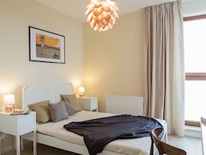 M2 - Złota Elegancja - Duża żółta z biurkiem sypialnia, styl nowoczesny - zdjęcie od EG projekt