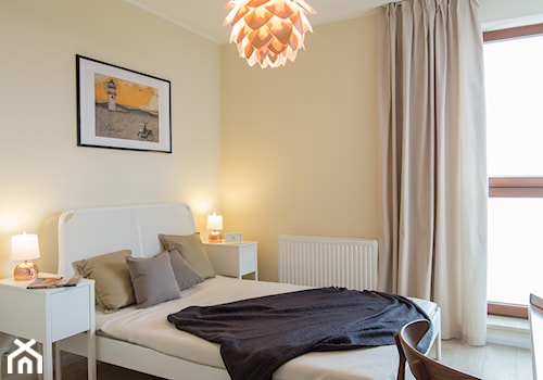 M2 - Złota Elegancja - Duża żółta z biurkiem sypialnia, styl nowoczesny - zdjęcie od EG projekt