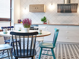 Giełda Niebieskości - Mała biała jadalnia w kuchni, styl skandynawski - zdjęcie od EG projekt